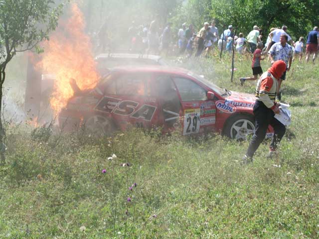 Barum rally 2003 - posádka stihla vůz bezpečně opustit.