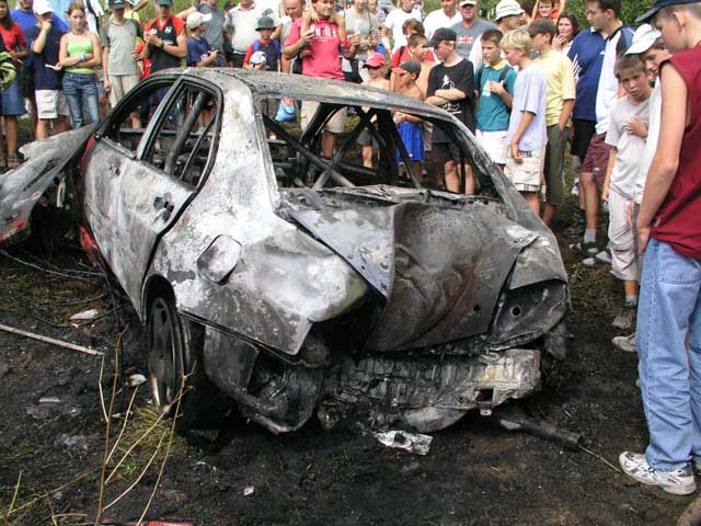Barum rally 2003 - Poulíkův vůz lehá popelem.