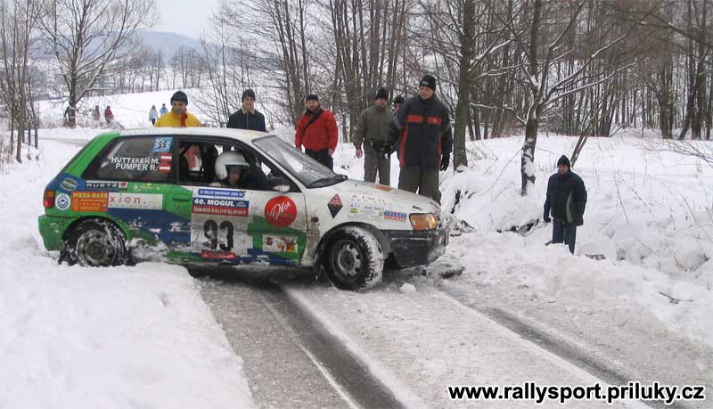 R. Pumper neudržel svůj vůz na cestě a sklouzl pod vozovku do příkopy na 40. Mogul Šumava rallye 2005