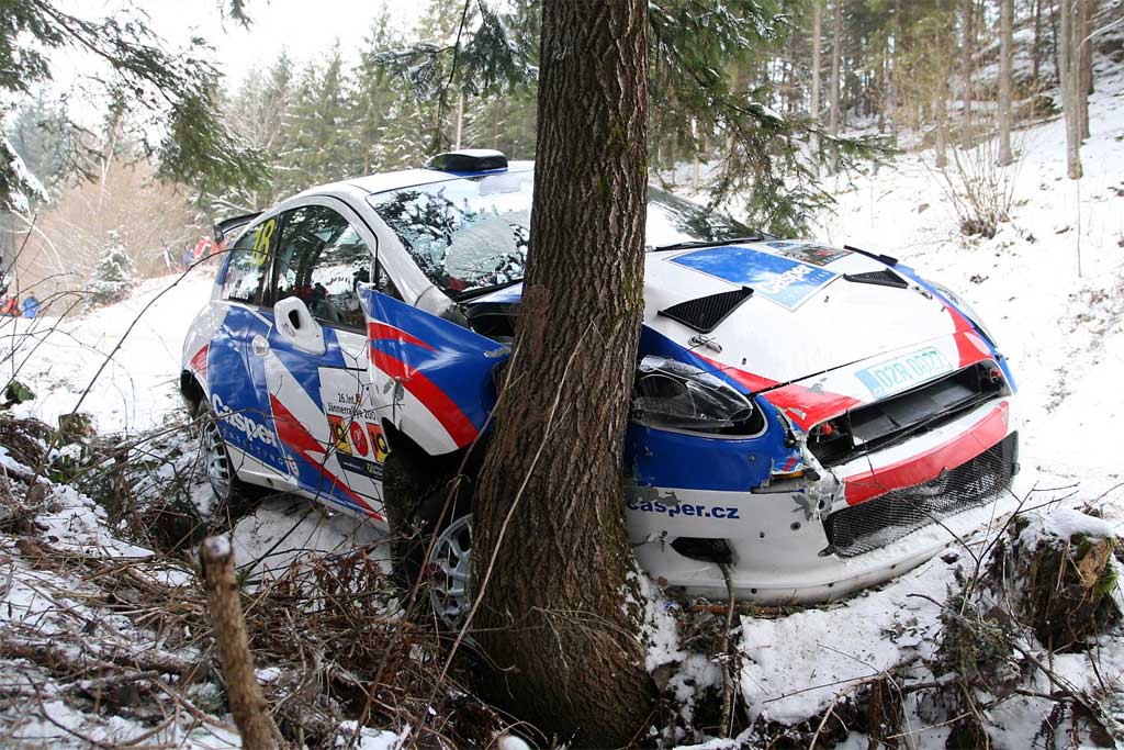 Výpadek mimo trať Jaromíra Trabuse s Danem Trunkátem na Jänner rally