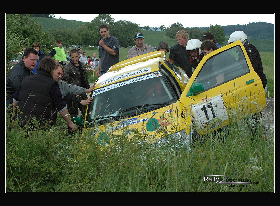 Posádka Fordu Escort teamu Monte Pacov Motorsport přetáhla vracák na Rallye Prachatice 2004 a hned měli diváci co dělat :-)