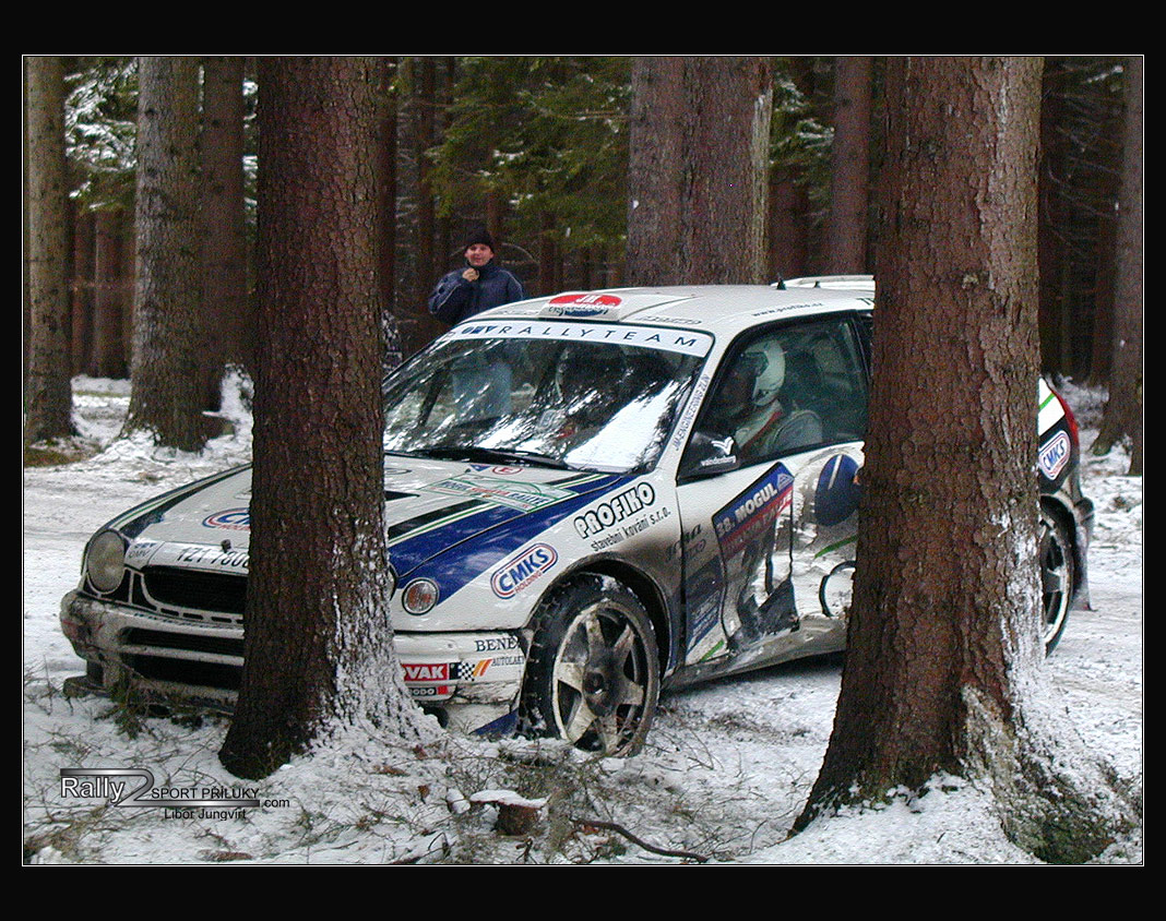 V roce 2003 jsme na Rally Šumava našli jedno místečko, které bylo pod sněhem. A ujetým. Neskutečná klouzačka! VEn tam šlo cca 6 aut, ale mě bohužel došly baterky, takže jsem zaznamenal pouze náraz Karla Trněného do stromu.